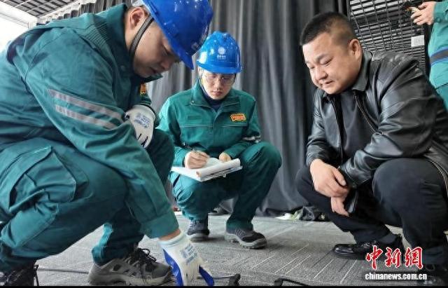 近日，山西临汾，供电人员在微短剧产业基地开展线路安全检查。国网临汾供电公司供图