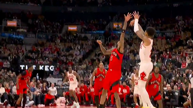 欢迎来到芝加哥！西蒙斯迎着莺歌的长臂命中公牛生涯首分