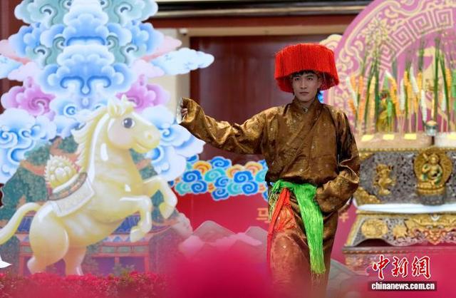 图为服饰秀现场。中新社记者 李林 摄