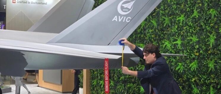 “歼-35A”旁，这个美国人拿卷尺量上了，还无理诋毁……