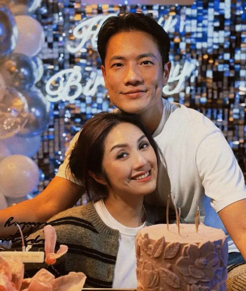 刘嘉玲抱着泰迪狗给杨千嬅庆生,杨千嬅手捧蛋糕,丁子高站她身后