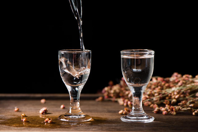 男子聚餐后醉驾身亡，留下一双儿女，家属索赔60万元 一审判2名聚餐者共赔10.9万