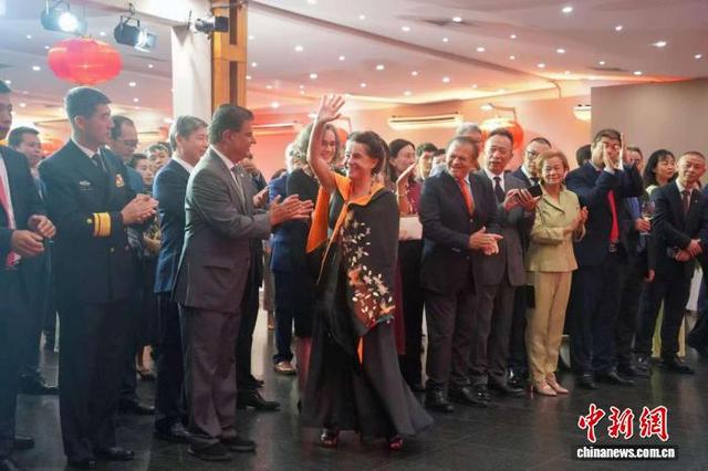 巴西电视剧《女奴》主角女奴“伊佐拉”扮演者卢塞莉亚女士到场受欢迎。张浩南摄