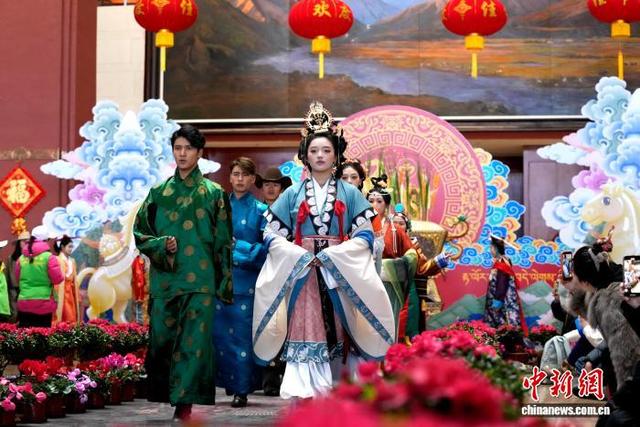 图为服饰秀现场。中新社记者 李林 摄
