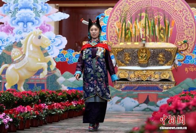 图为服饰秀现场。中新社记者 李林 摄