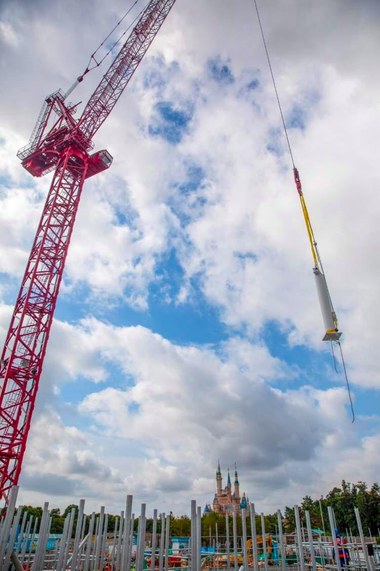 上海迪士尼乐园蜘蛛侠主题高速过山车开始安装，建成运营后将成为乐园第九大主题园区