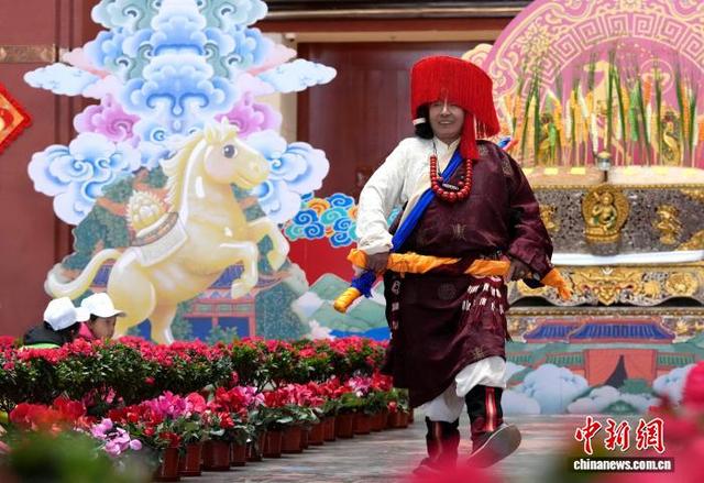 图为服饰秀现场。中新社记者 李林 摄