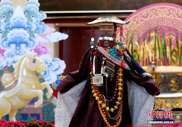 图为服饰秀现场。中新社记者 李林 摄