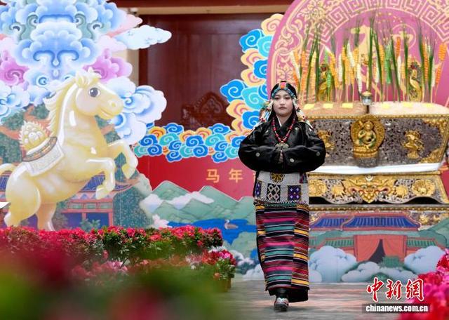 图为服饰秀现场。中新社记者 李林 摄