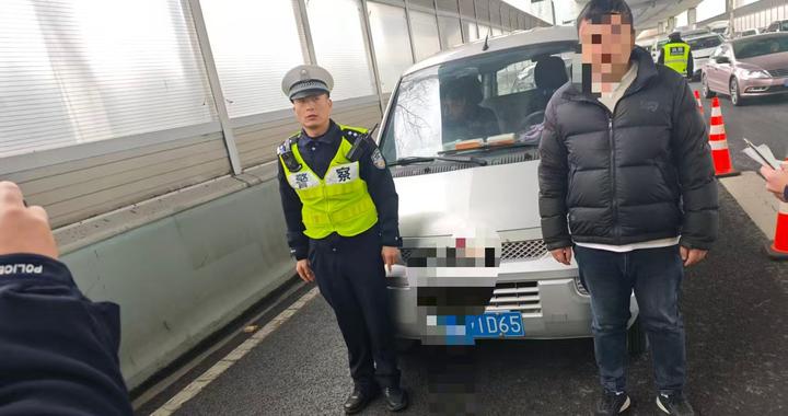 春运期客车顶风超员，青山交警依法处罚！