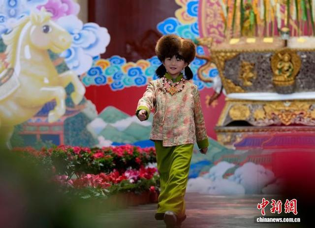 图为服饰秀现场。中新社记者 李林 摄