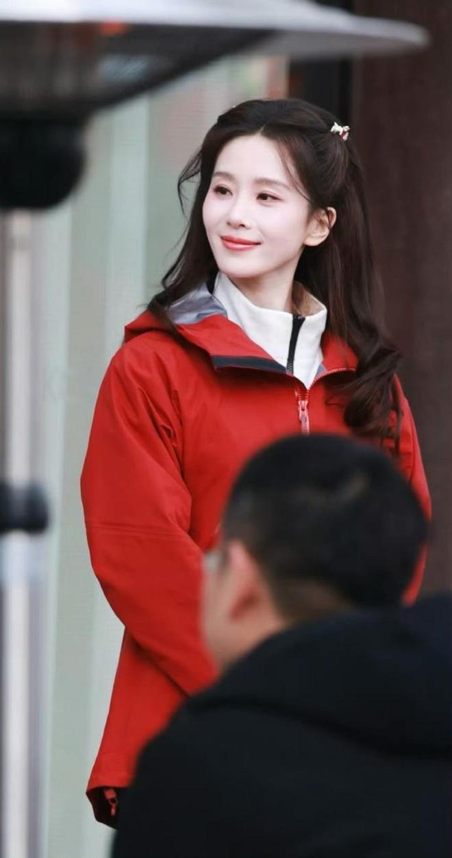 刘诗诗 39 岁品牌活动状态封神 红蓝造型惊艳 冻龄背后藏硬核自律