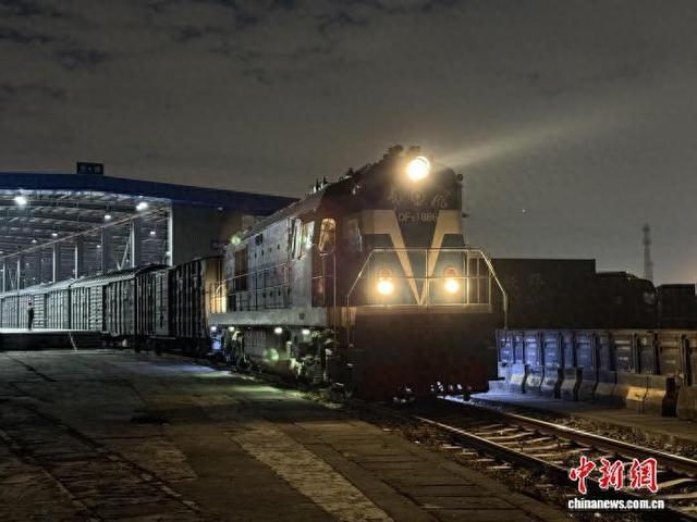 满载“广味”年货的列车从粤港澳大湾区驶向东北黑土地。国铁广州局 供图