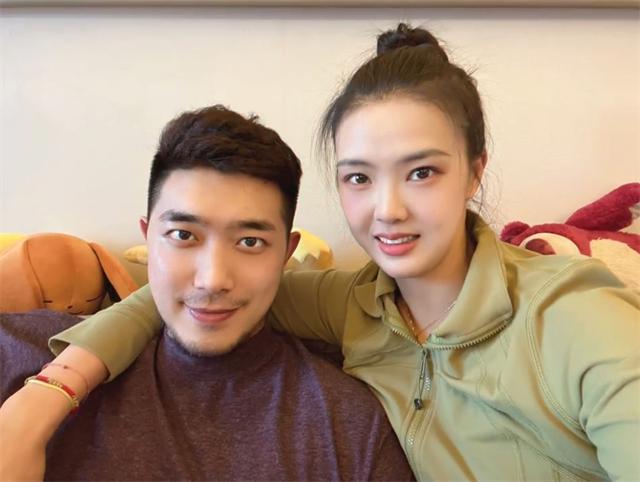 张常宁晒豪华婚房！主动搂老公，满意冠希作品：老公拍照技术渐长