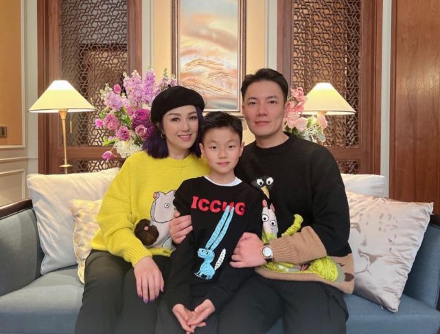 杨千嬅老公生日与圈中人庆生 刘嘉玲关之琳紧贴搂着合影显关系好