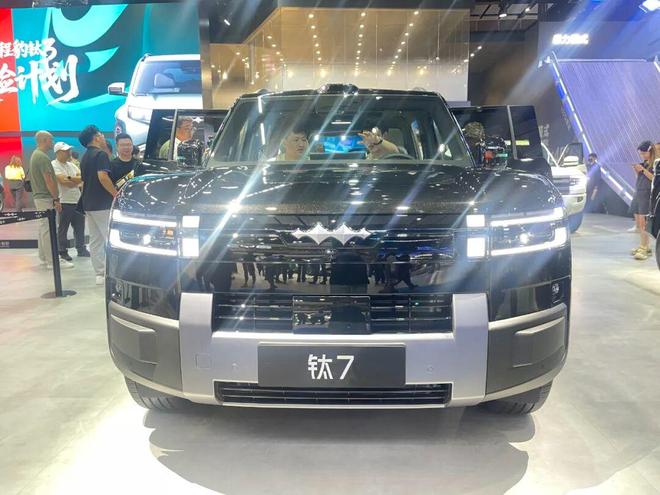 成都车展|方程豹钛7实车亮相，预计售价25-30万