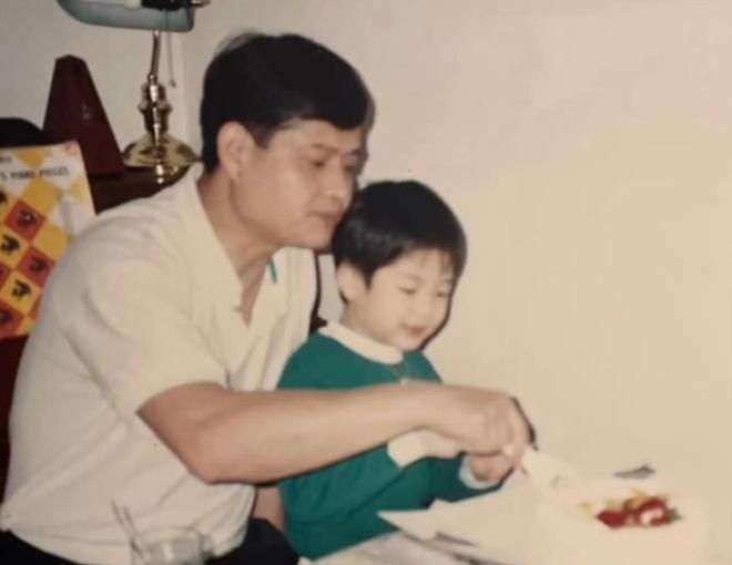 妈妈晒王嘉尔童年与爸爸合照，小时候的王嘉尔好萌好可爱