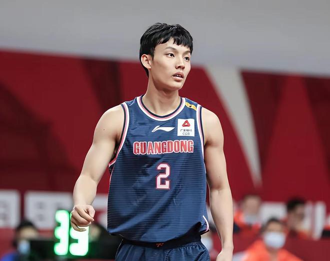 CCTV5直播，广东男篮VS上海久事，徐杰PK李添荣，王洪泽VS李弘权