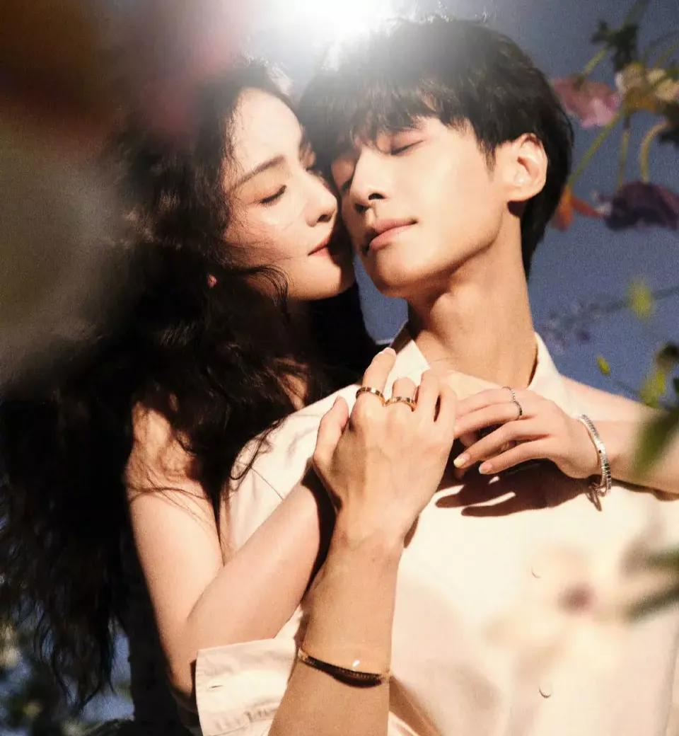 明星罗云熙白鹿合体拍大片，隔手相吻氛围暧昧，好似热恋中的情侣