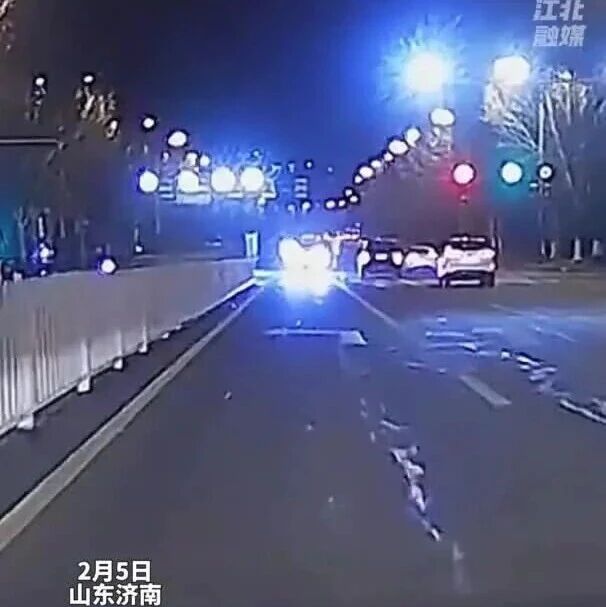 遭对向车辆疯狂闪远光灯，山东济南一车主戴上墨镜反击……