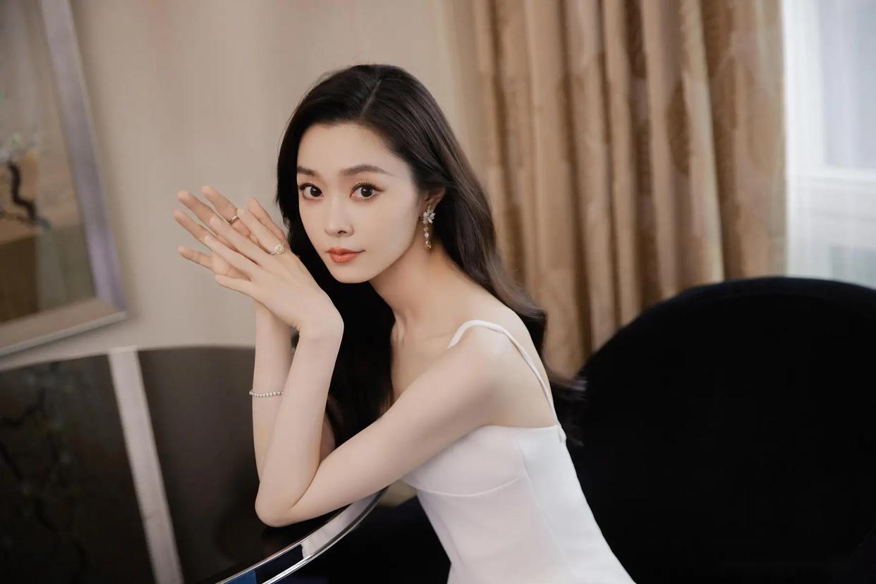 宋轶穿白色吊带连衣裙,简约大方不失优雅气质