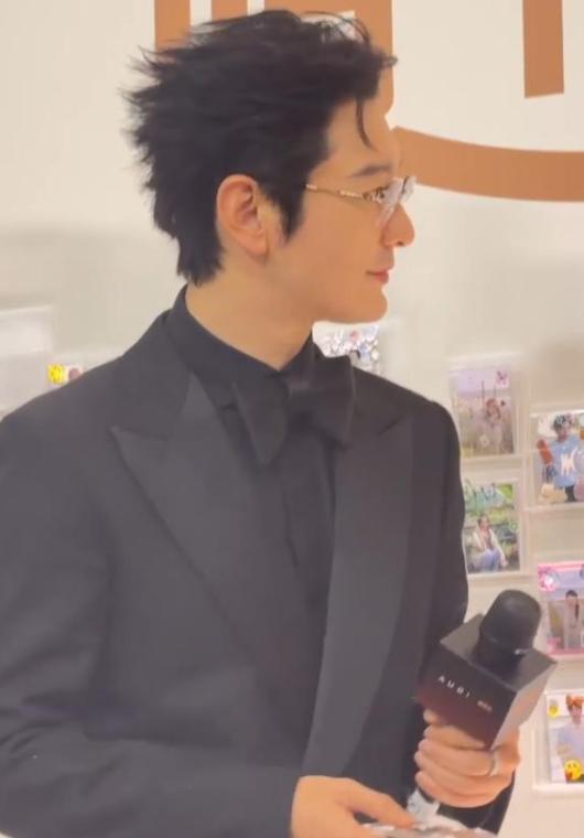 微博之夜生图曝光：黄晓明瘦到脱相，杨超越选错发型，张凯丽穿黑丝好尬