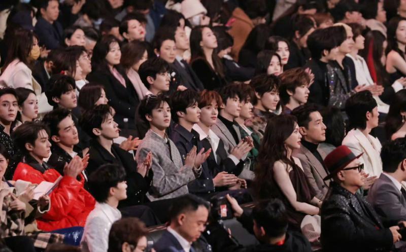 微博之夜好热闹!肖战赵露思白鹿热聊!王一博王嘉尔神同步太可爱