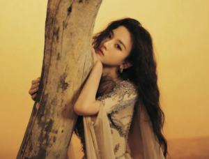 细节见高级！宋祖儿鎏金纱裙藏巧思，沙漠踏沙解锁时尚氛围感密码