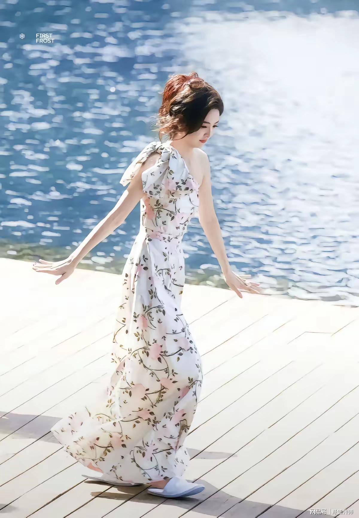 章若楠的时尚表现力：从甜妹到风格符号的进阶之路。