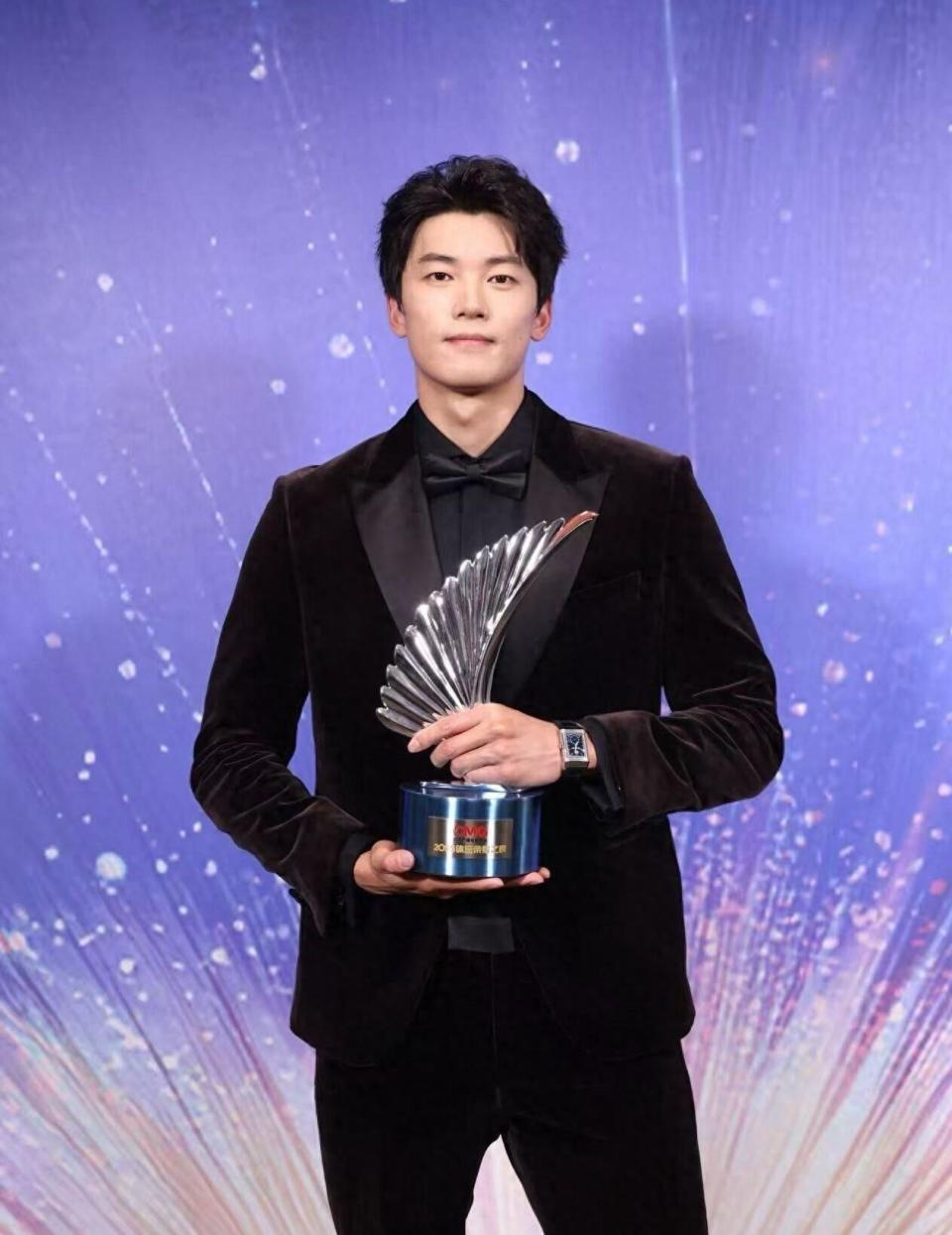 汪顺出席体坛荣耀之夜，能抗住央视镜头的人，随手一截图都很帅