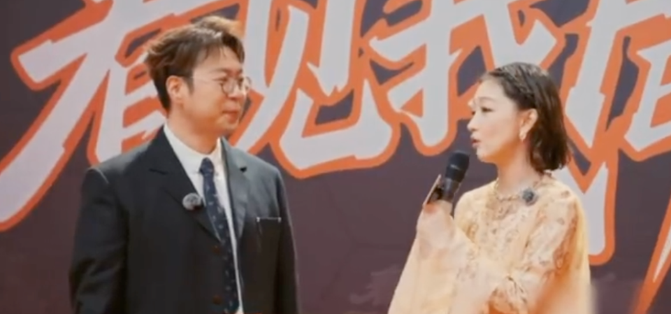 周冬雨红毯遇杜海涛整容提问 高情商回应引审美包容讨论