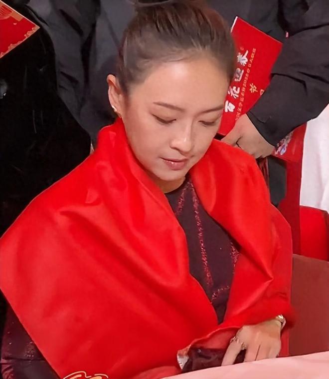 章子怡春彩生图，脸肿成馒头一脸疲态，昔日谋女郎如今撞脸童瑶