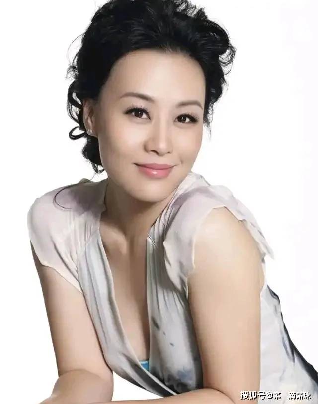 邬君梅庆祝60岁生日,外籍丈夫已病逝!演艺圈打拼44年,塑造多个经典角色