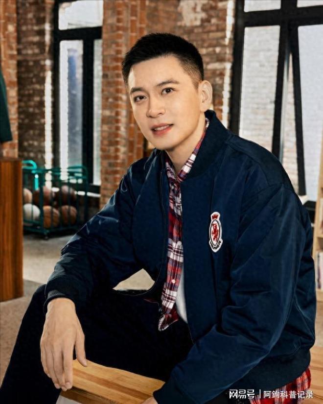 杨鸣解说引全网热议，专业素养获认可，休整说法遭部分球迷质疑