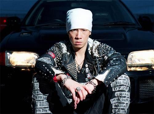 “山鸡哥”十年不换车,车牌饱含深意,网友:霸气