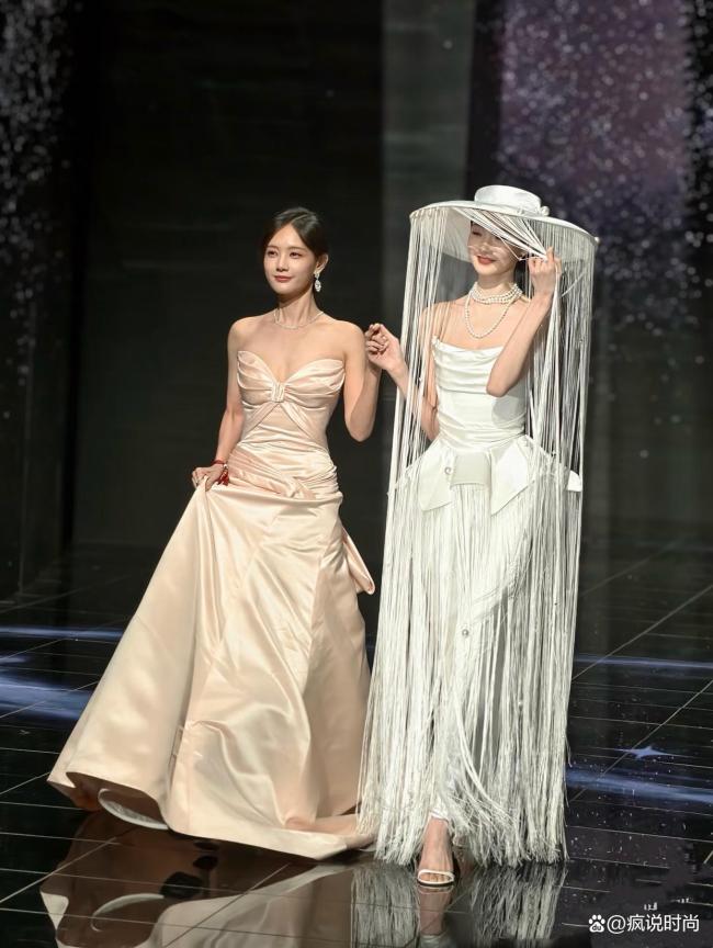 程潇张予曦陈昊宇亮相微博之夜红毯 风格各异引关注_娱乐频道