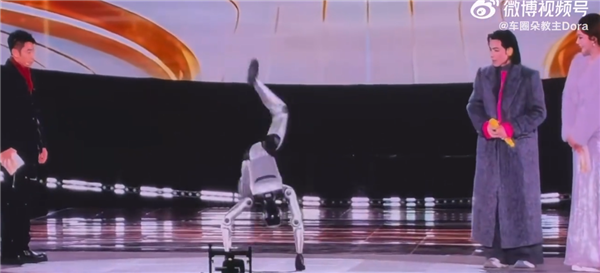 机器人摔倒在萧敬腾怀里 撒贝宁救场 趣味调侃引全场欢笑