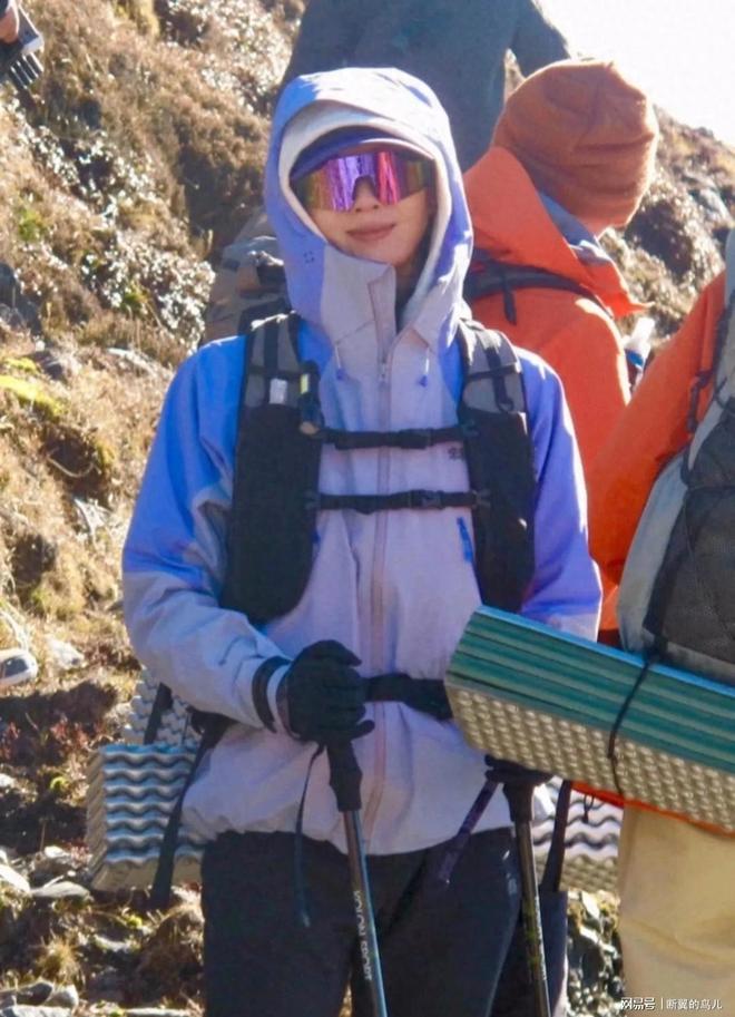 刘诗诗云南徒步一身休闲装状态超好，活力满满似少女