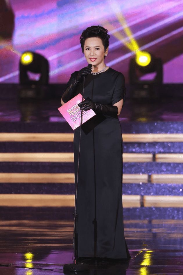 47年的叶德娴保养得真好，这么大岁数皮肤也白皙，看着一点也不老