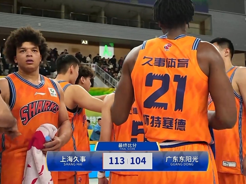 无解双塔！洛夫顿白边狂轰45+19+11打爆广东禁区 杜锋多次无奈摇头