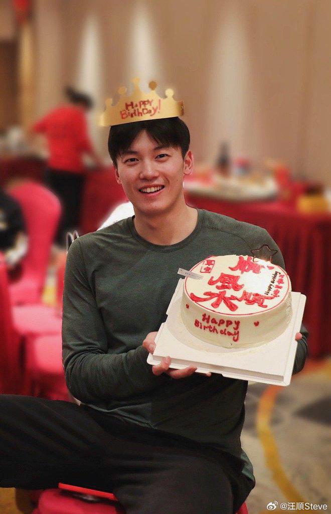 30岁汪顺登ARENAHOMME+封面 真空穿西装大秀肌肉