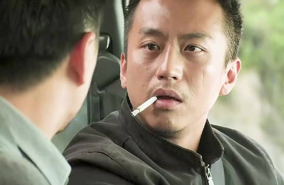 段奕宏邓超车内飙戏，揉烟头暴露身份