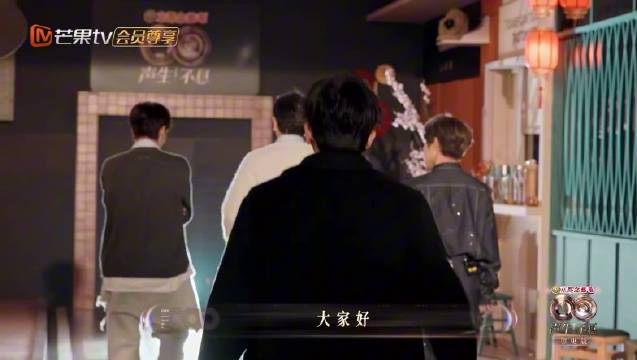 龙家三兄弟喜剧式出场，苏有朋现场教学大佬走路法