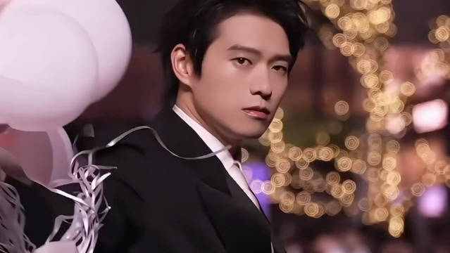 魏大勋红毯造型引热议，从霸总到抽象风格多变