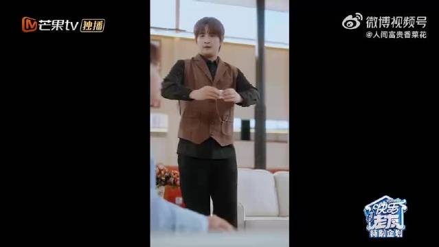 王栎鑫18岁爷爷上线，被远爸醒虎孙围着喊笑捶桌