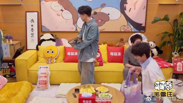 武艺送礼太抠门！竟送自己的周边，李雪琴都不想拿出来