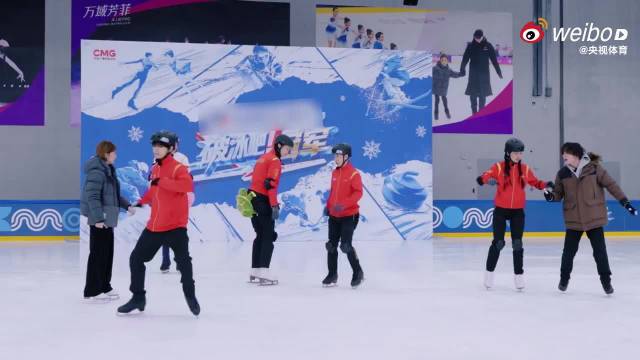 韩天宇冰舞旋转伸手扒拉引惠若琪调侃