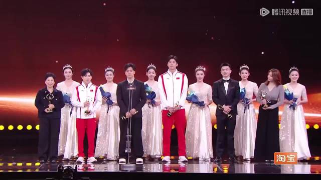 微博之夜奥运冠军登台领奖，邓超惠英红台下盛赞