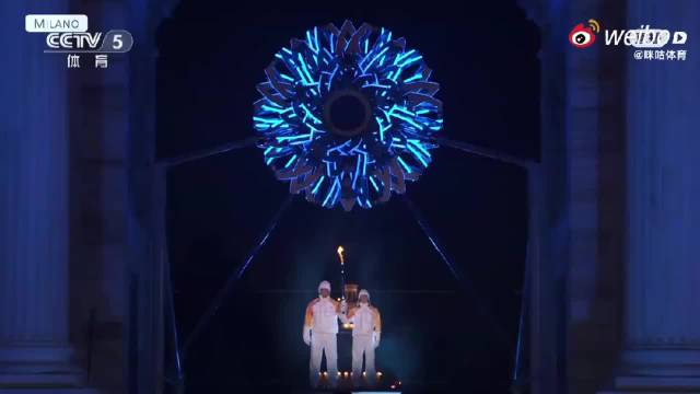 米兰和平拱门×科尔蒂纳迪博纳广场双火炬同步燃亮亚平宁夜空