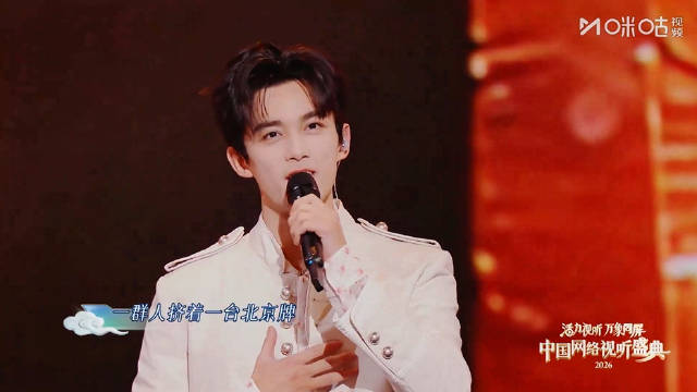 吴磊情景剧《被荧幕点亮的日子》 吴磊唱歌 大屏幕上放了吴磊小时候的片段